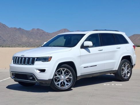 Used 2018 Jeep Grand Cherokee Limited AWD/4WD image 2