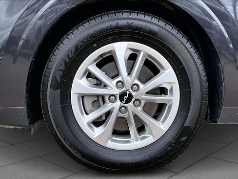 Used 2022 Kia Carnival LX image 10