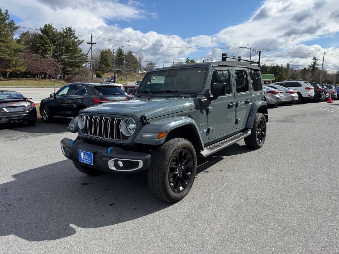 Used 2024 Jeep Wrangler Unlimited Sahara AWD/4WD image 2