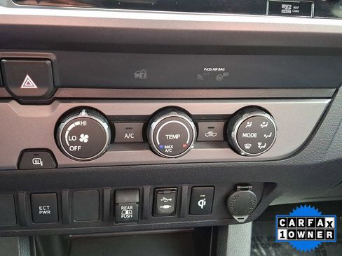 Used 2019 Toyota Tacoma TRD Sport image 32