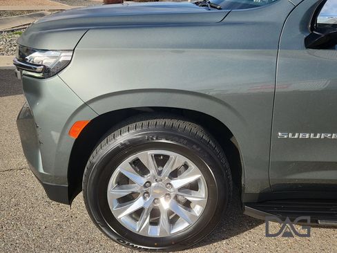 Used 2023 Chevrolet Suburban Premier image 10