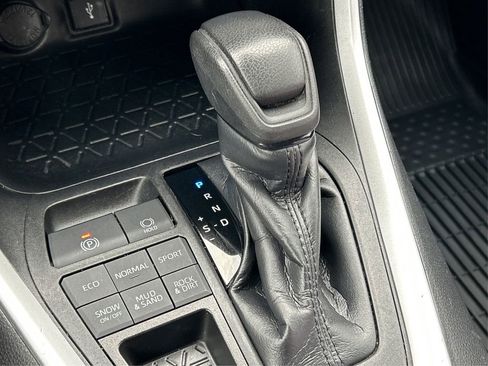 Used 2020 Toyota RAV4 LE image 34