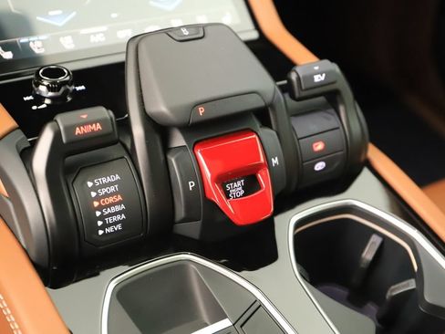 Used 2025 Lamborghini Urus SE AWD/4WD image 32