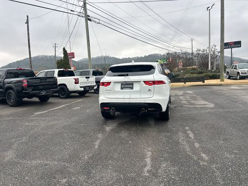 Used 2017 Jaguar F-PACE S image 4