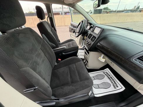 Used 2019 Dodge Grand Caravan SE FWD image 16
