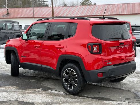 Used 2023 Jeep Renegade Latitude AWD/4WD image 2