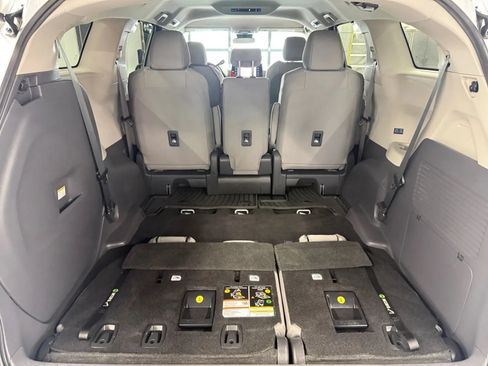 Used 2021 Toyota Sienna LE FWD image 18