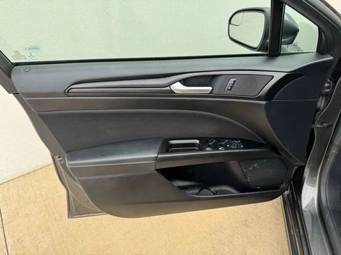 Used 2018 Ford Fusion SE w/ Equipment Group 201A FWD image 12