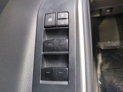 Used 2022 Toyota Highlander LE FWD image 22