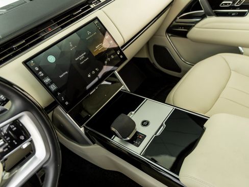 Used 2025 Land Rover Range Rover Long Wheelbase Autobiography image 26