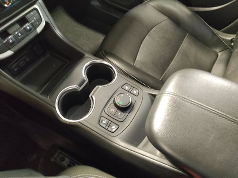 Used 2024 GMC Terrain SLT AWD/4WD image 26