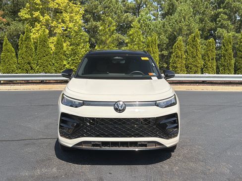 Used 2026 Volkswagen Tiguan SE R-Line AWD/4WD image 9