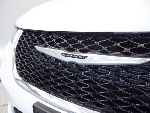 Certified 2023 Chrysler Pacifica Touring-L FWD image 3