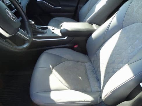 Used 2023 Toyota Highlander Bronze Edition image 6