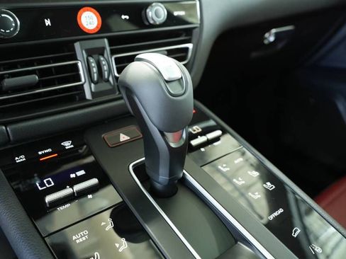 Certified 2025 Porsche Macan AWD/4WD image 24