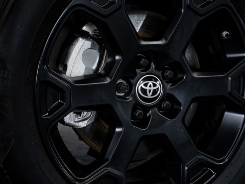 Used 2025 Toyota Sienna XLE Woodland Edition image 19