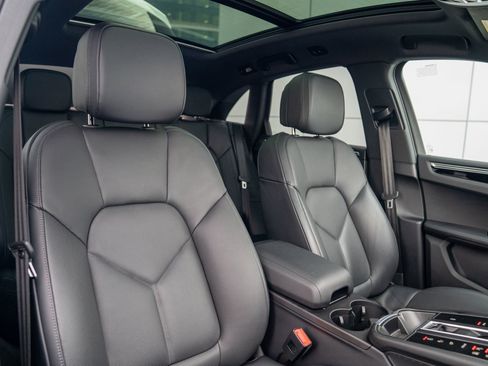 Certified 2025 Porsche Macan AWD/4WD image 26