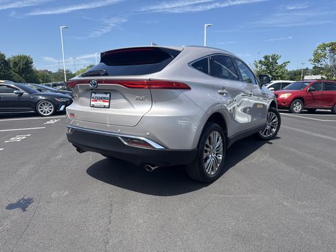 Used 2024 Toyota Venza XLE AWD/4WD image 5