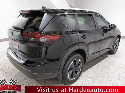 Used 2025 Nissan Rogue SV w/ SV Premium Package FWD image 5