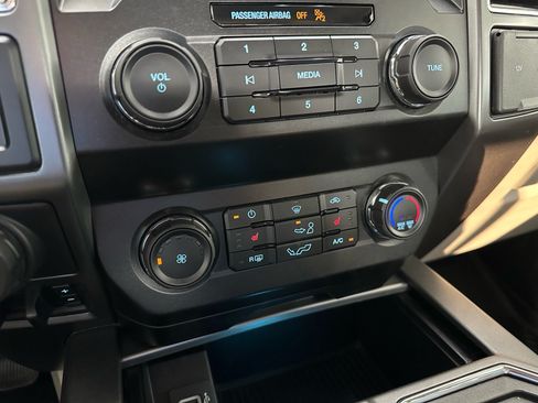 Used 2020 Ford F150 XLT w/ Equipment Group 302A Luxury AWD/4WD image 37