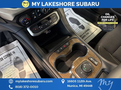 Used 2023 GMC Acadia SLE w/ Driver Convenience Package FWD image 21