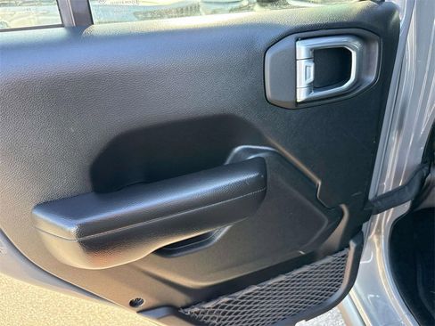 Used 2021 Jeep Gladiator Sport image 9