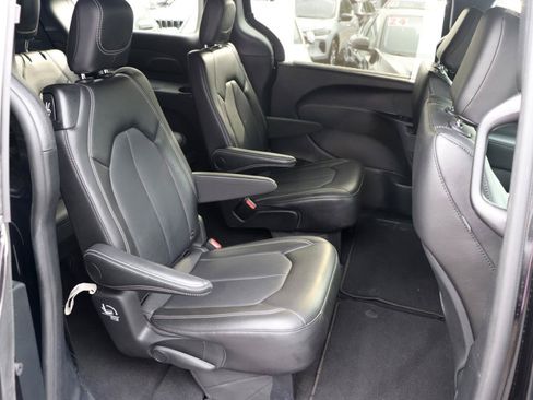 Used 2025 Chrysler Pacifica Select FWD image 14