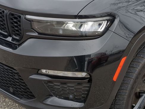 Used 2023 Jeep Grand Cherokee Limited w/ Luxury Tech Group II image 11