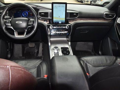 Used 2023 Ford Explorer Platinum w/ Technology Package RWD image 17