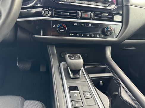 Used 2024 Nissan Pathfinder SV w/ SV Premium Package image 11