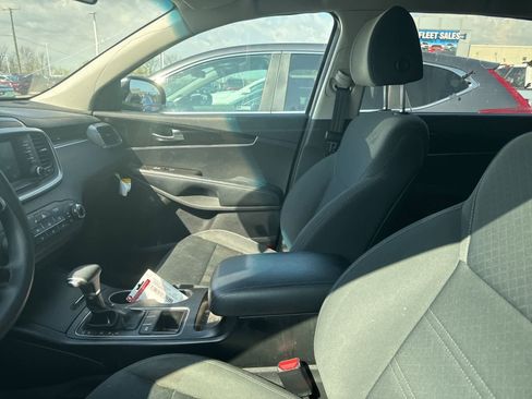 Used 2020 Kia Sorento LX image 29