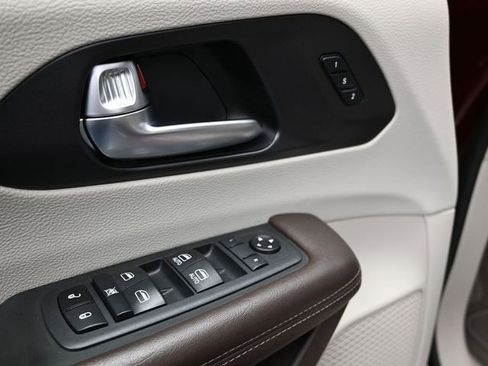 Used 2020 Chrysler Pacifica Touring-L w/ Tire & Wheel Group image 18