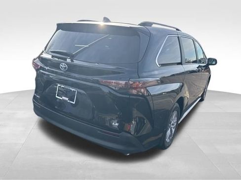 Used 2025 Toyota Sienna LE image 5