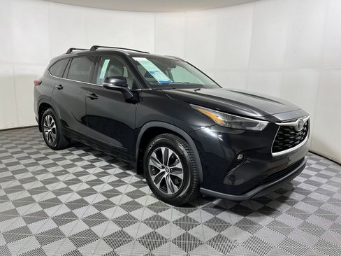 Used 2022 Toyota Highlander XLE image 6