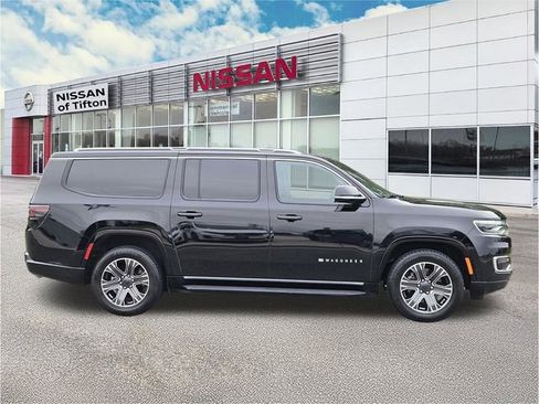 Used 2024 Jeep Wagoneer L Series II w/ Flexible Seating Group RWD image 3