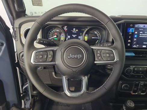Used 2025 Jeep Wrangler Unlimited Sahara AWD/4WD image 12