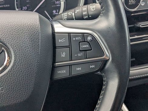 Used 2021 Toyota Highlander XLE FWD image 25