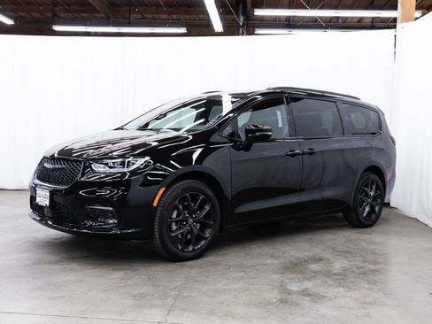 New 2026 Chrysler Pacifica Select w/ S Appearance Package AWD/4WD image 3