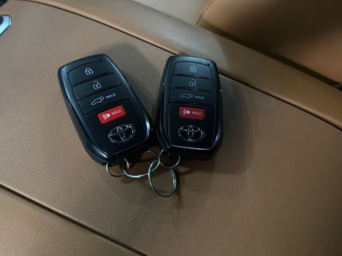 Used 2024 Toyota Highlander Platinum AWD/4WD image 40