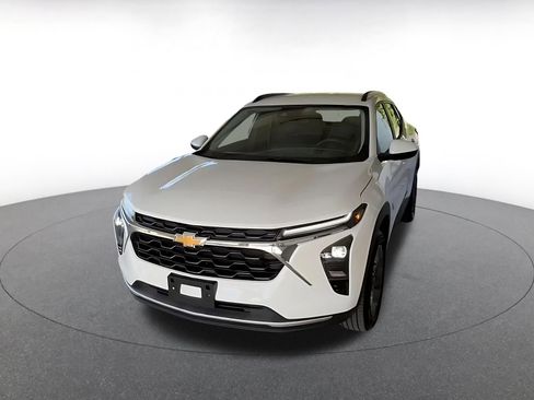 Used 2025 Chevrolet Trax LT image 6