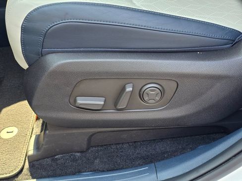 Used 2025 Kia Carnival EX FWD image 13