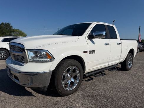 Used 2017 RAM 1500 Laramie AWD/4WD image 3