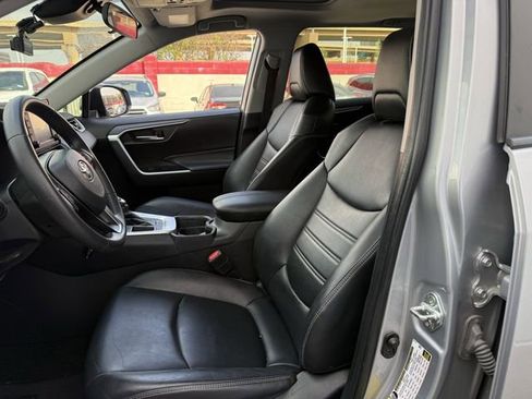 Used 2020 Toyota RAV4 XLE Premium image 27