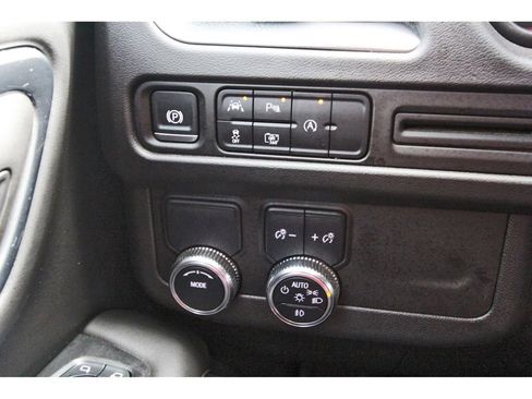 Used 2024 GMC Yukon XL SLT w/ SLT Luxury Package image 19