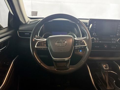 Used 2022 Toyota Highlander XLE AWD/4WD image 13