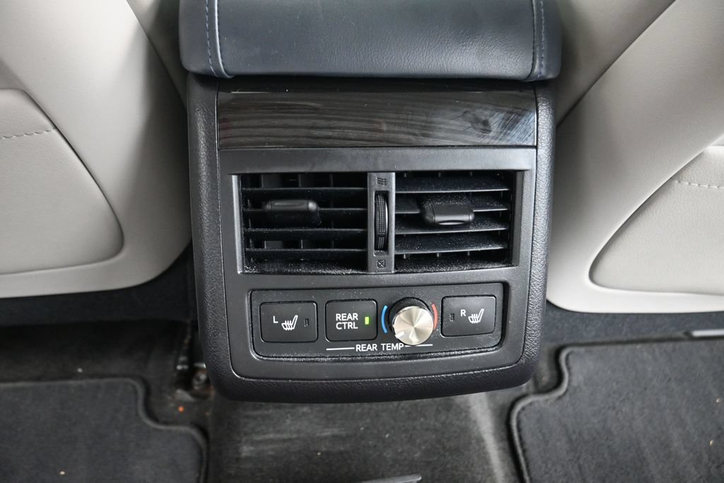 Used 2014 Toyota Avalon Limited w/ Technology Package FWD image 16