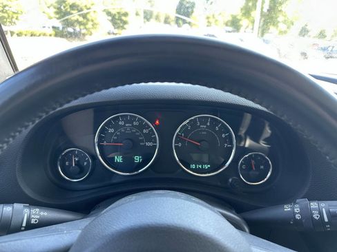 Used 2015 Jeep Wrangler Unlimited Rubicon w/ Connectivity Group image 13