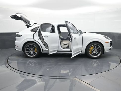 Used 2022 Porsche Cayenne GTS AWD/4WD image 34