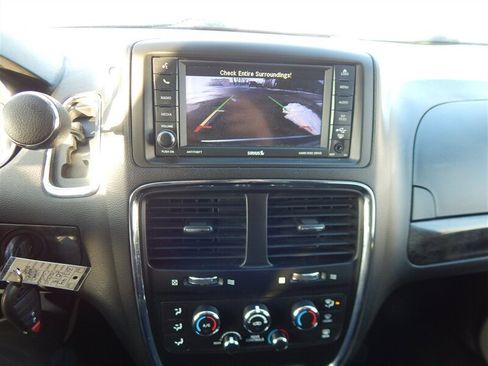 Used 2018 Dodge Grand Caravan SE w/ UConnect Hands-Free Group image 25