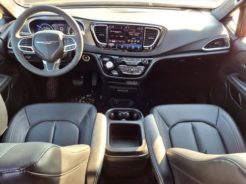 Used 2025 Chrysler Pacifica Select image 13